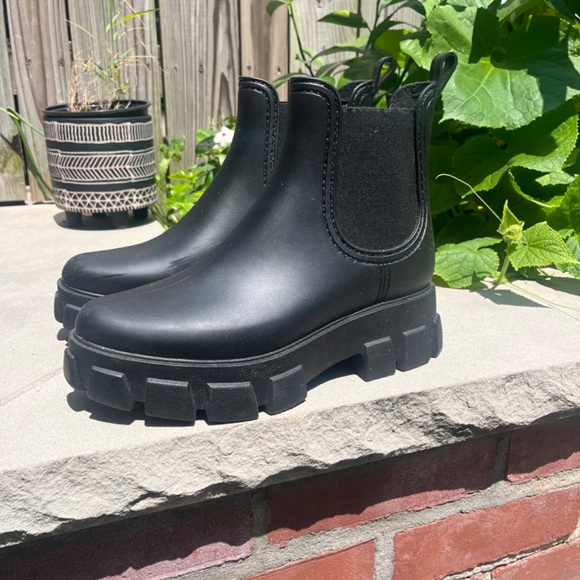 Jeffrey Campbell Lug Sole Boot - Picture 4 of 7